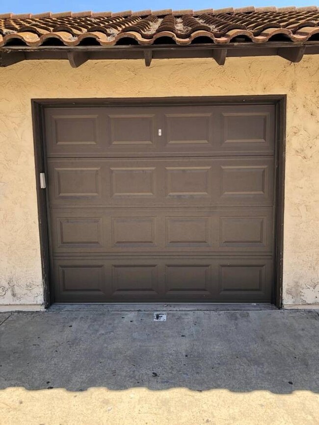 Building Photo - Remodeled Townhome with Garage and Yard in...