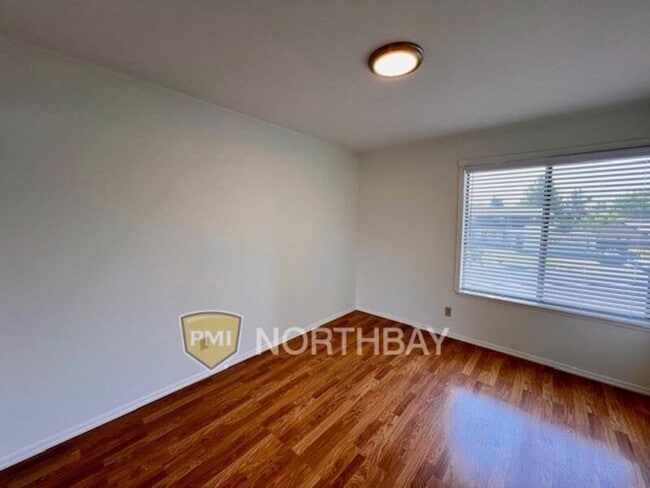 Building Photo - 3552 Larchmont Ct