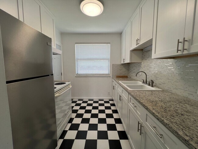 Building Photo - Beautiful renovated 1 bedroom Condo with River Views!