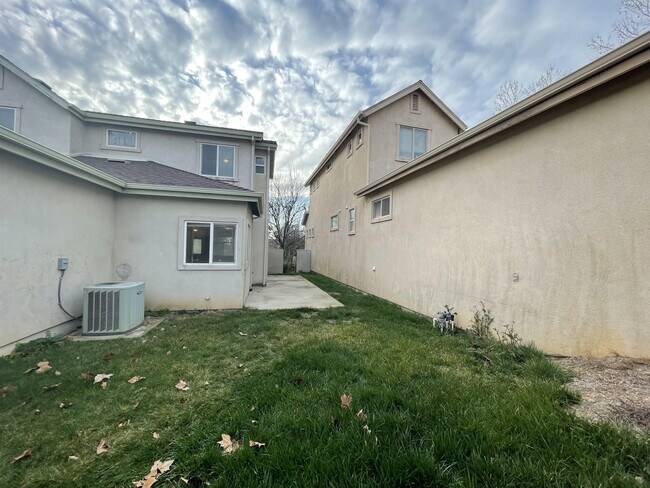 Building Photo - 1307 Yosemite Dr