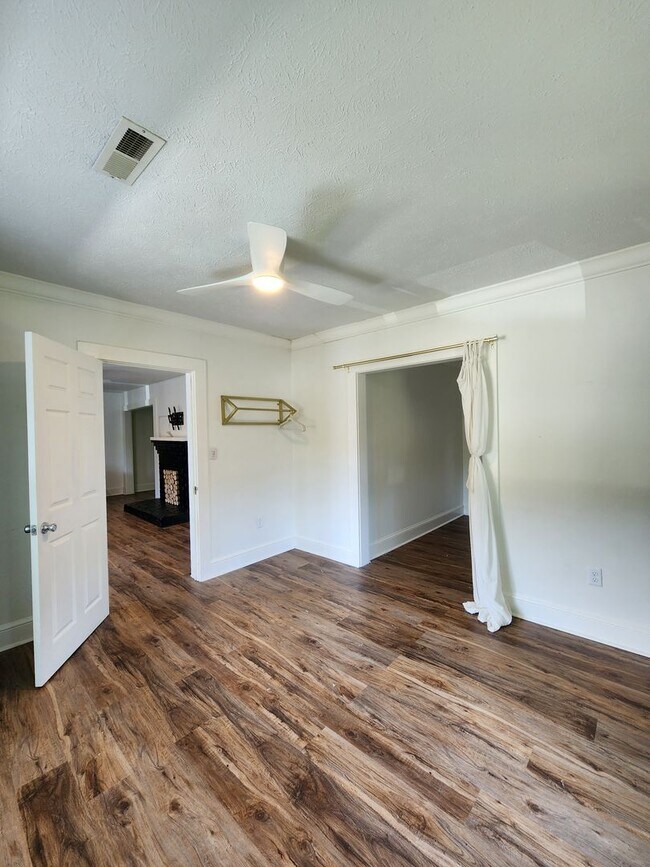 Building Photo - Fairview Bungalow