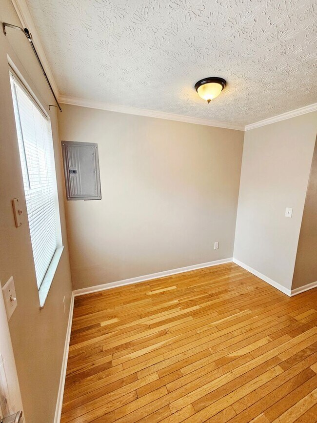 Building Photo - MOVE-IN READY! 2BR Townhome in Clintonville near OSU – W/D, Parking, Pet Friendly