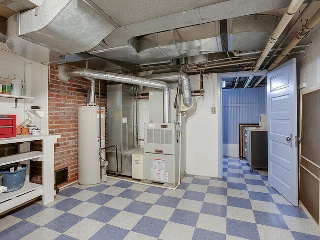 Building Photo - "Charming 3-Bed Home with Granite Elegance...