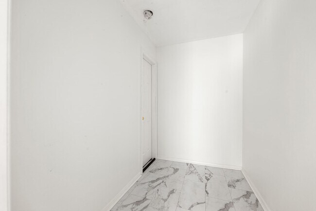 Building Photo - 14910 Lake Woodbridge Ct