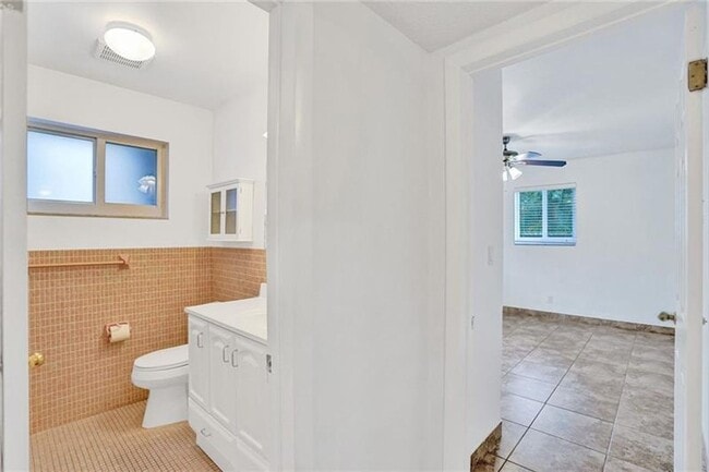 Building Photo - Charming Hollywood Home