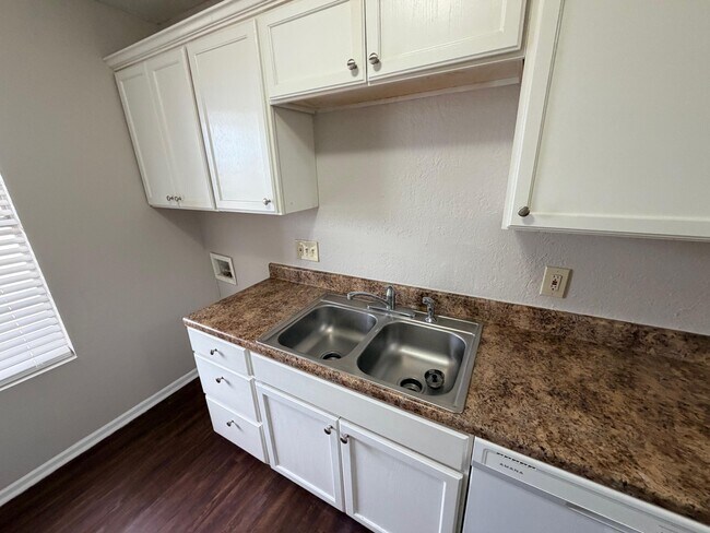 Building Photo - 3302 Salisbury Ave