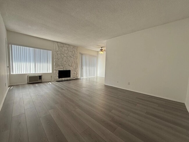 Interior Photo - 10856 Rose Avenue,