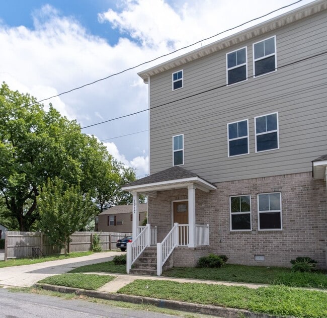 Building Photo - MOVE IN READY 3 Bedroom!