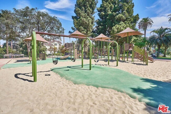 Building Photo - 860 S Lucerne Blvd