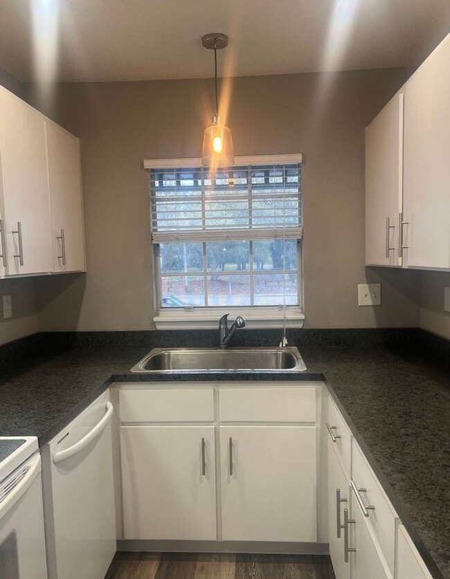 Building Photo - FREE 1ST MONTH RENT 1 Bed 1 Bath | Central Air | Community Pool | Section 8 Welcome