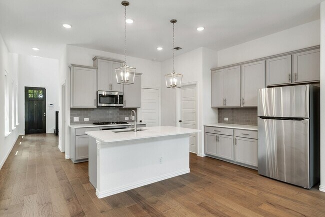 Building Photo - 3100 Greenbriar Dr