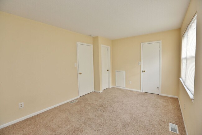 Building Photo - Amazing 2 Bedroom Townhome in Washington Square! Available 03-06-26! All Appliances Convey!