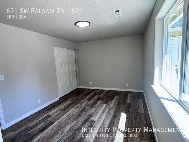 Building Photo - 621 SW Balsam Rd