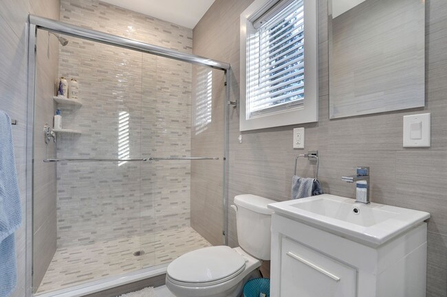 Building Photo - 98 Hollywood Ave