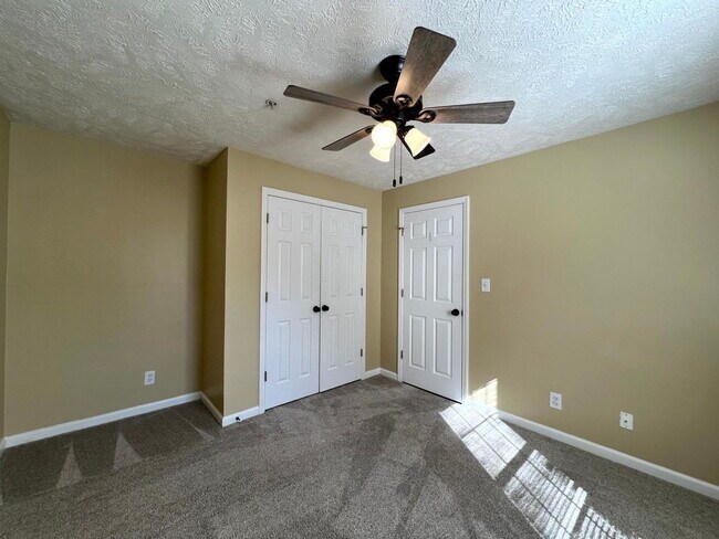 Building Photo - The King's Grant Condo