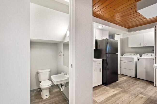 Building Photo - Beautiful 1 bed/ 1 bath ready for you to call home!