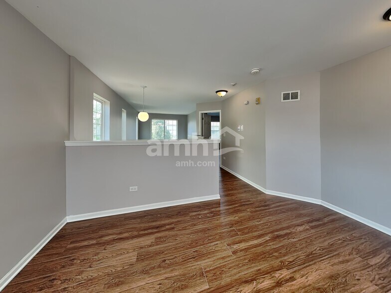 Building Photo - 2923 White Thorn Cir