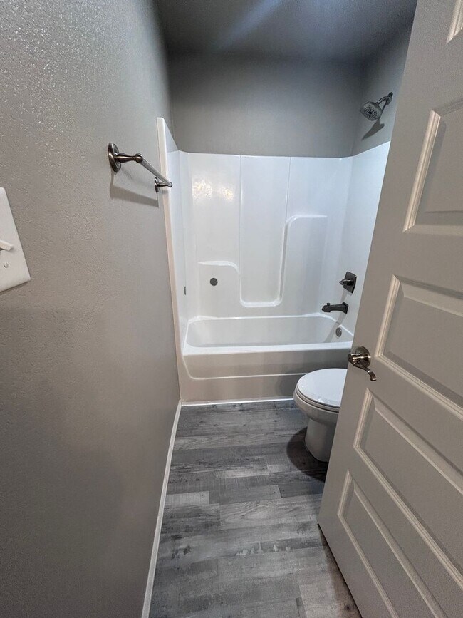 Building Photo - Maple Ridge Duplex