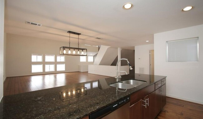 Building Photo - Modern 2/2 Townhome