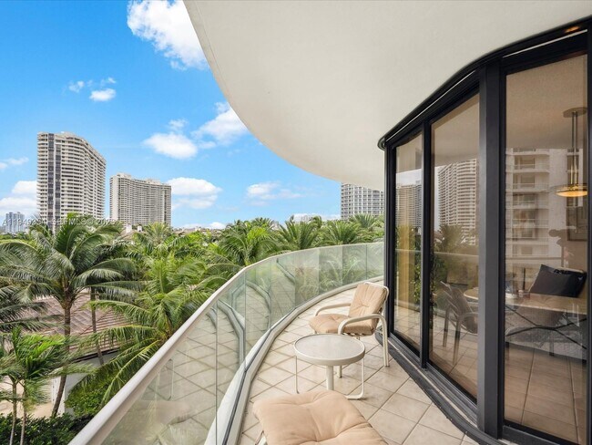 Building Photo - 2800 Island Blvd