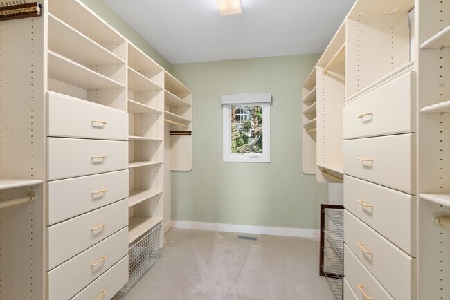 Building Photo - 225 Kenrick St