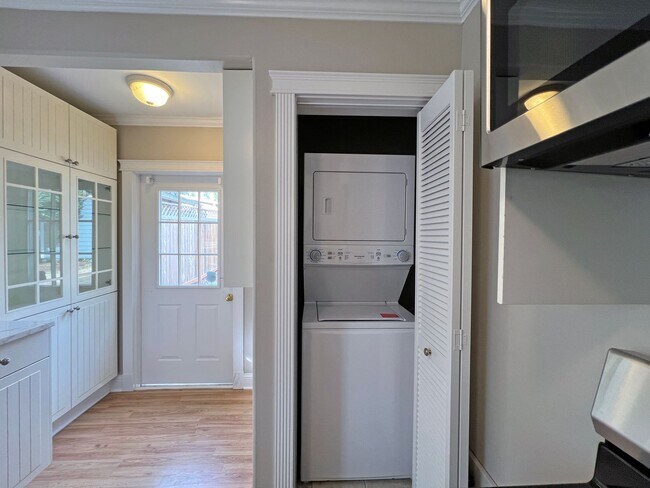 Building Photo - Charming and updated 2 bedroom, 1 bath bun...