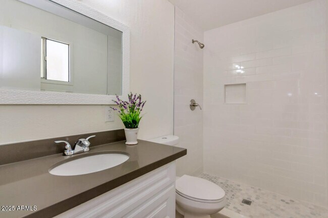 Building Photo - 1150 E Bishop Dr