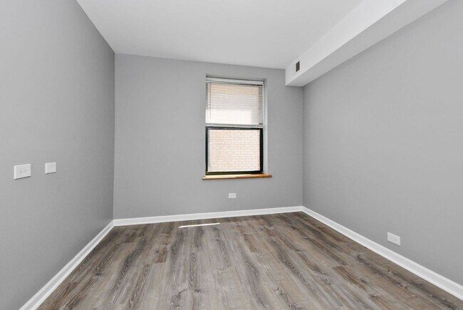 Building Photo - Three Bedroom in South Shore