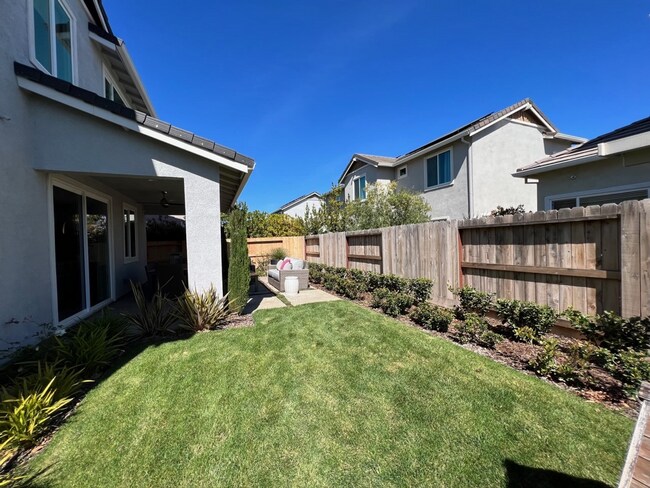 Building Photo - 809 Cosmos Dr