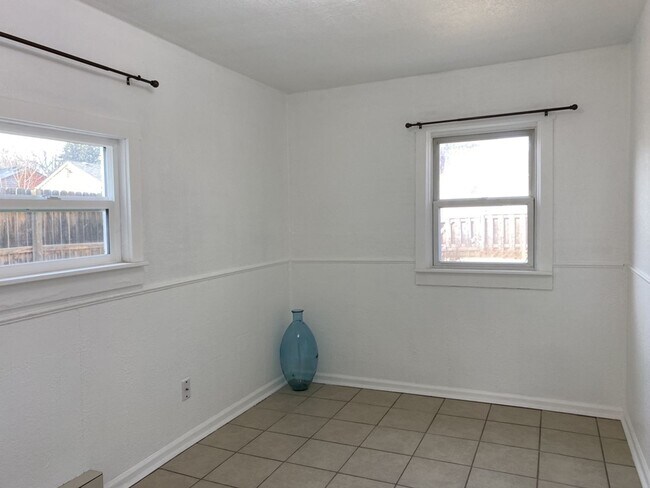 Building Photo - 1127 W Mulberry St