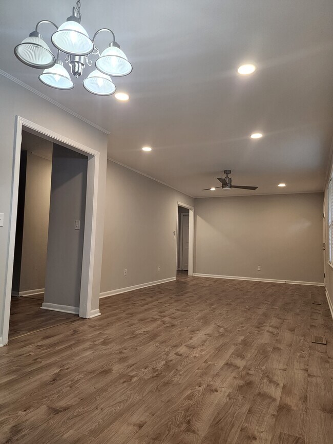 Building Photo - 108 Oak Park Dr