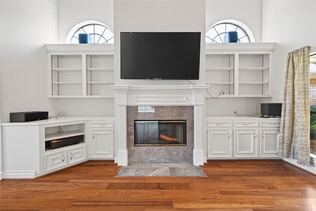 Building Photo - 8023 Oakwood Hollow St