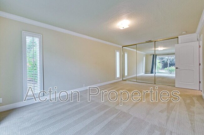 Building Photo - 649 Hollingsworth Dr