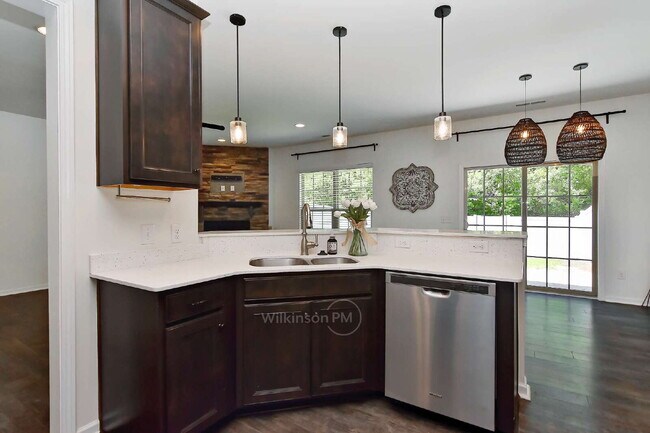 Building Photo - Sought-after 3BR/2.5BA Townhome in Desirab...