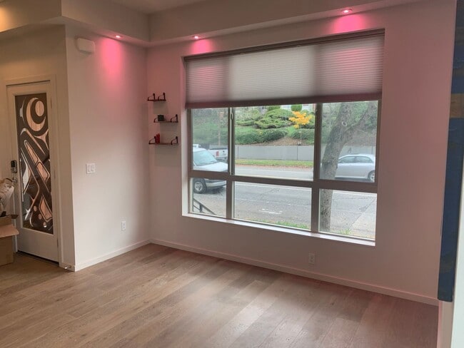 Building Photo - High End Madison Valley Row House !