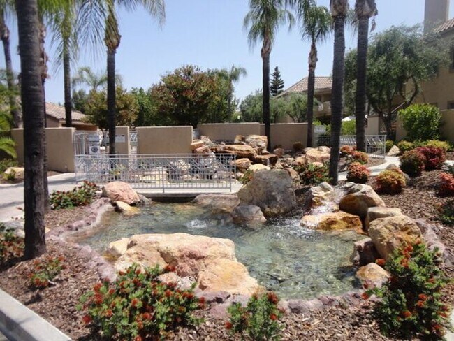 Building Photo - Gorgeous 2 + 2 Santa Fe Condo Valencia