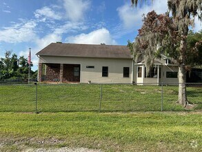 Building Photo - ***Spacious Country Living with Modern Com...