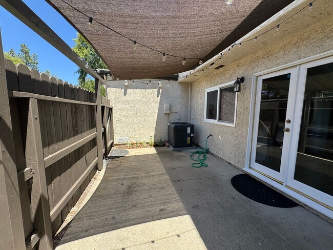 Building Photo - Light-Filled 3-Bedroom Home in Desirable Agoura Hills Community