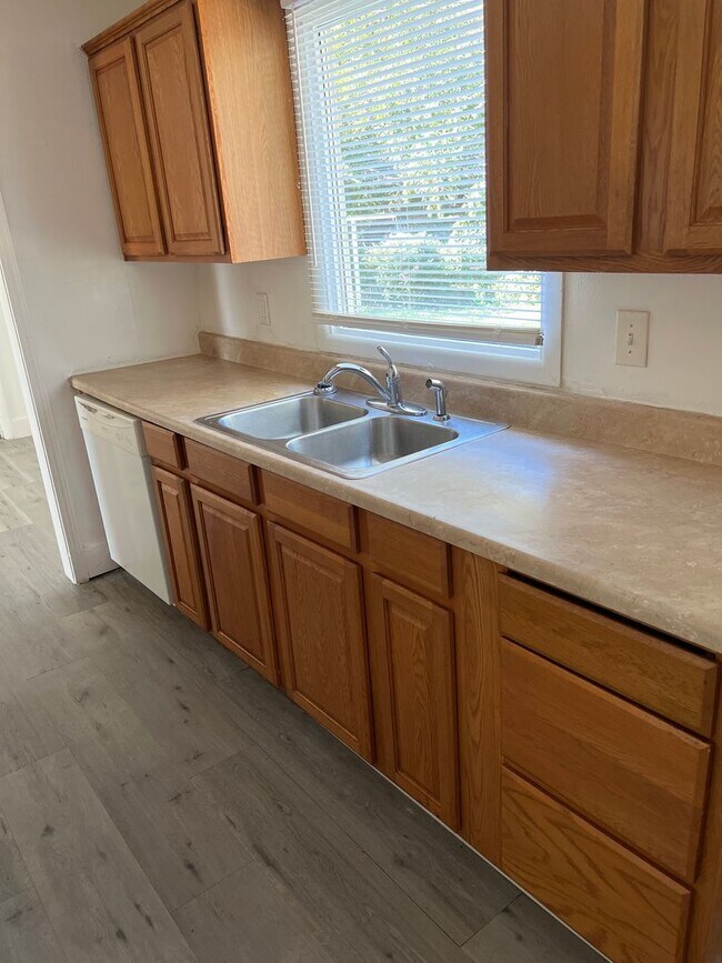 Building Photo - Spacious home - Great location!