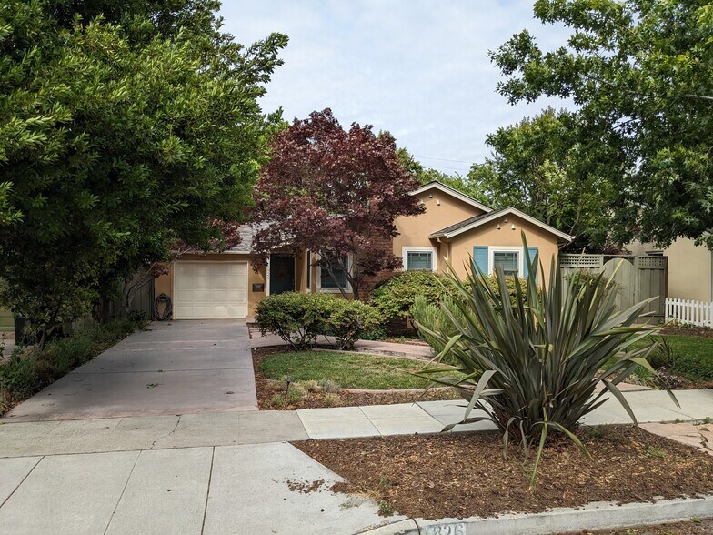 Building Photo - 1826 Coastland Ave
