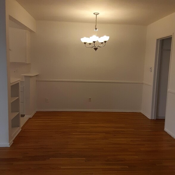 Dining - 557 N Flores St
