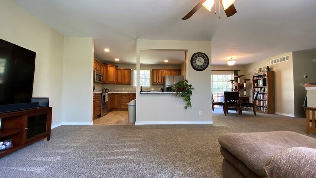 Building Photo - Gorgeous 3 Bedroom, 2 Bathroom Split Level...