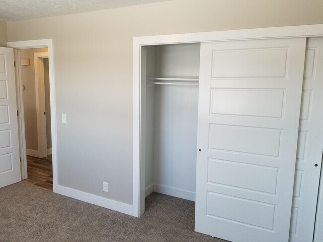 Building Photo - Spacious 5-Bedroom Magna Home with Deck and Ample Parking