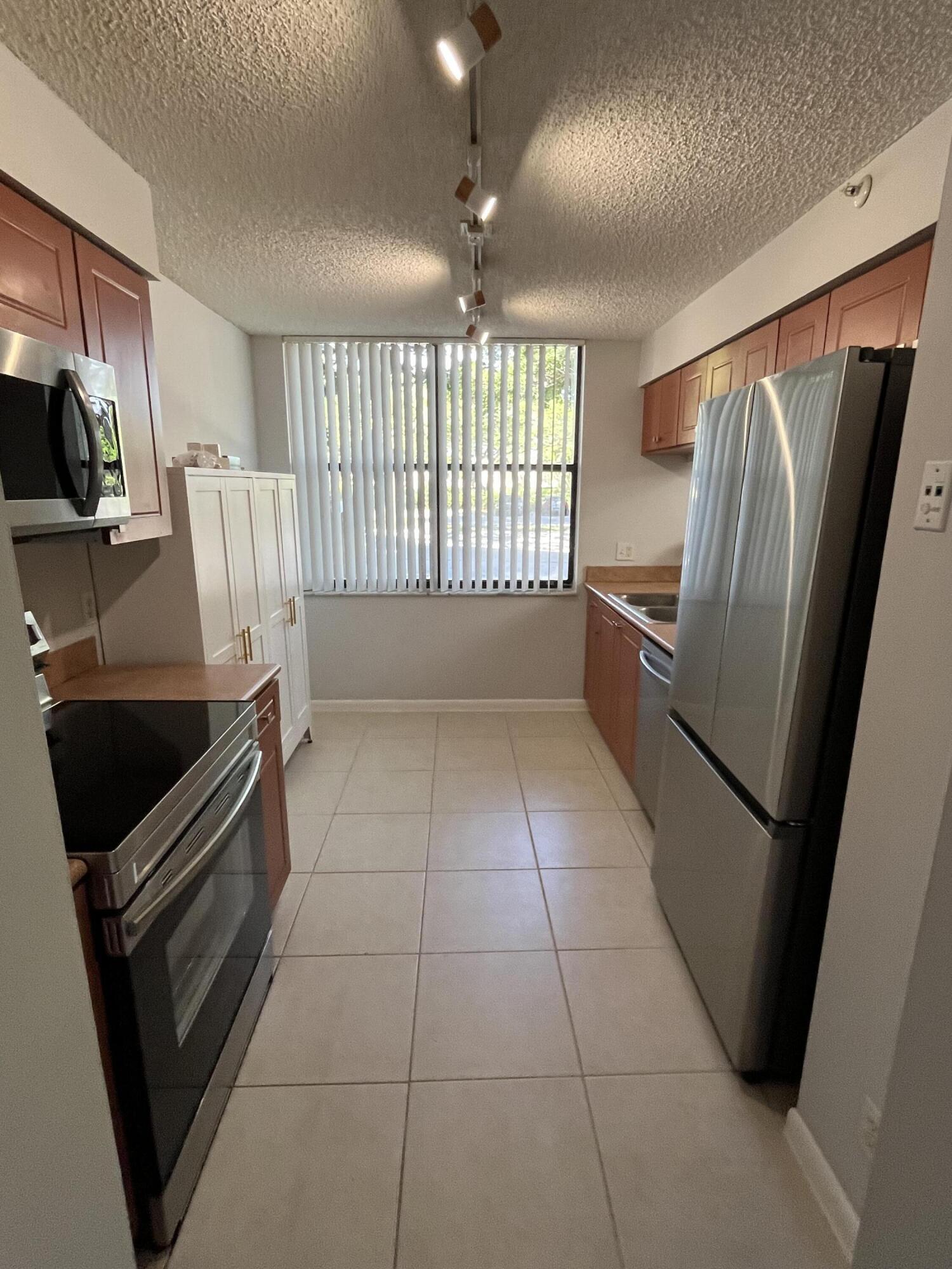 Building Photo - 1915 Lavers Cir