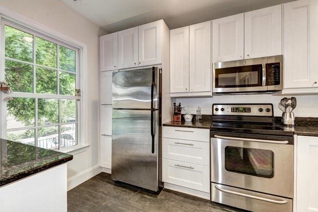 Building Photo - 1624 Belmont St NW