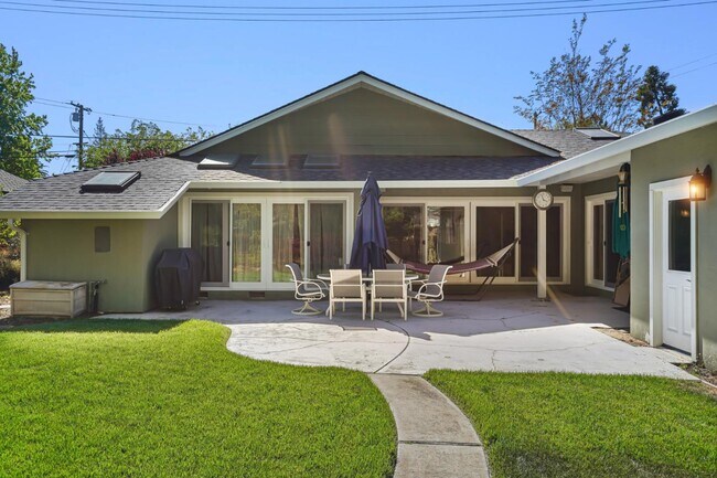 Building Photo - 121 Los Altos Ave