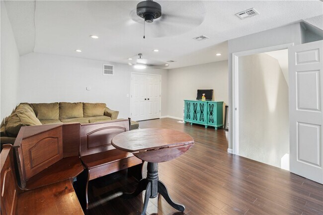 Building Photo - 4 NE Dawn Hills Dr