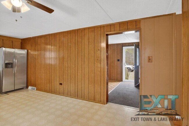 Building Photo - 3 Bedroom, 1 Bath Home Available