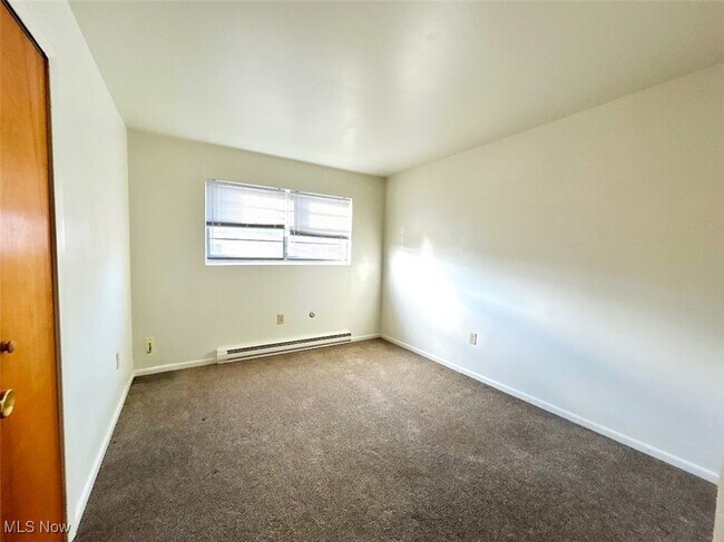 Building Photo - 405 Colonial Dr