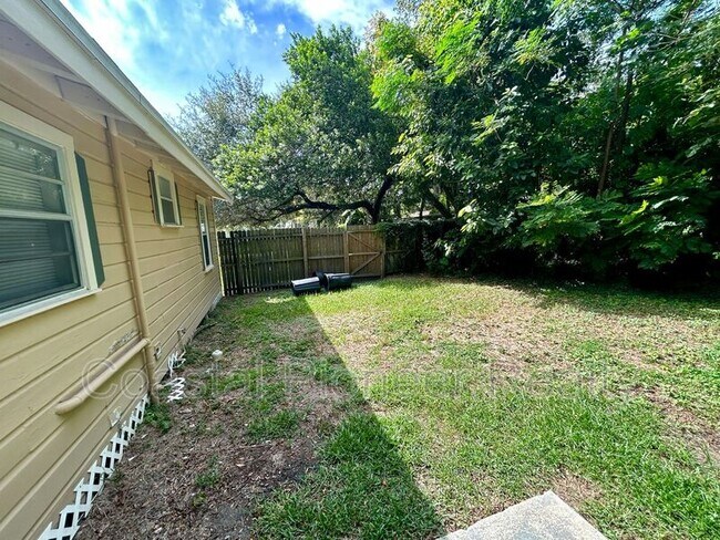 Building Photo - 2507 Lenna Ave